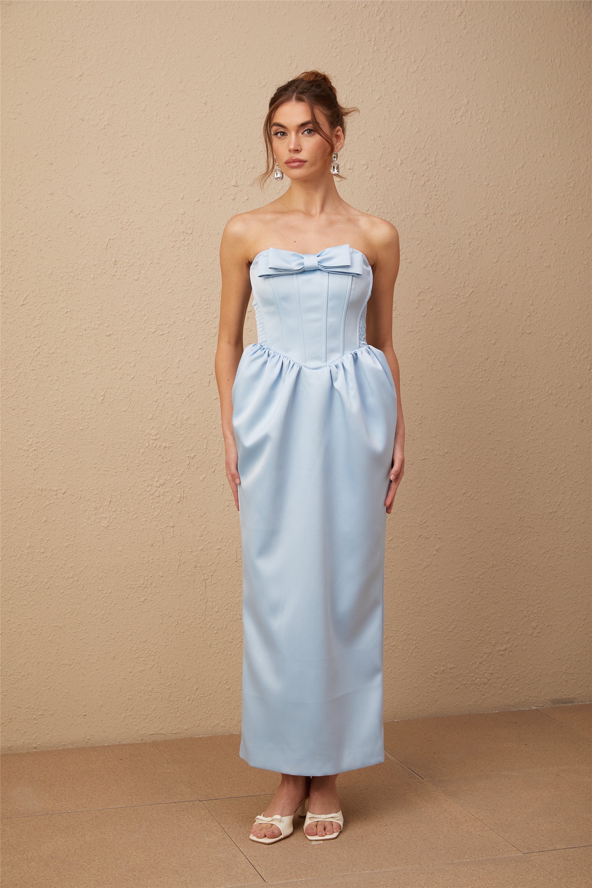 Sylvie mavi saten fiyonk detaylı omuzdan açık midi elbise