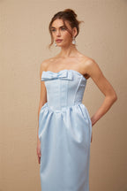 Sylvie mavi saten fiyonk detaylı omuzdan açık midi elbise