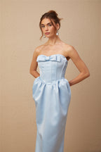 Sylvie mavi saten fiyonk detaylı omuzdan açık midi elbise