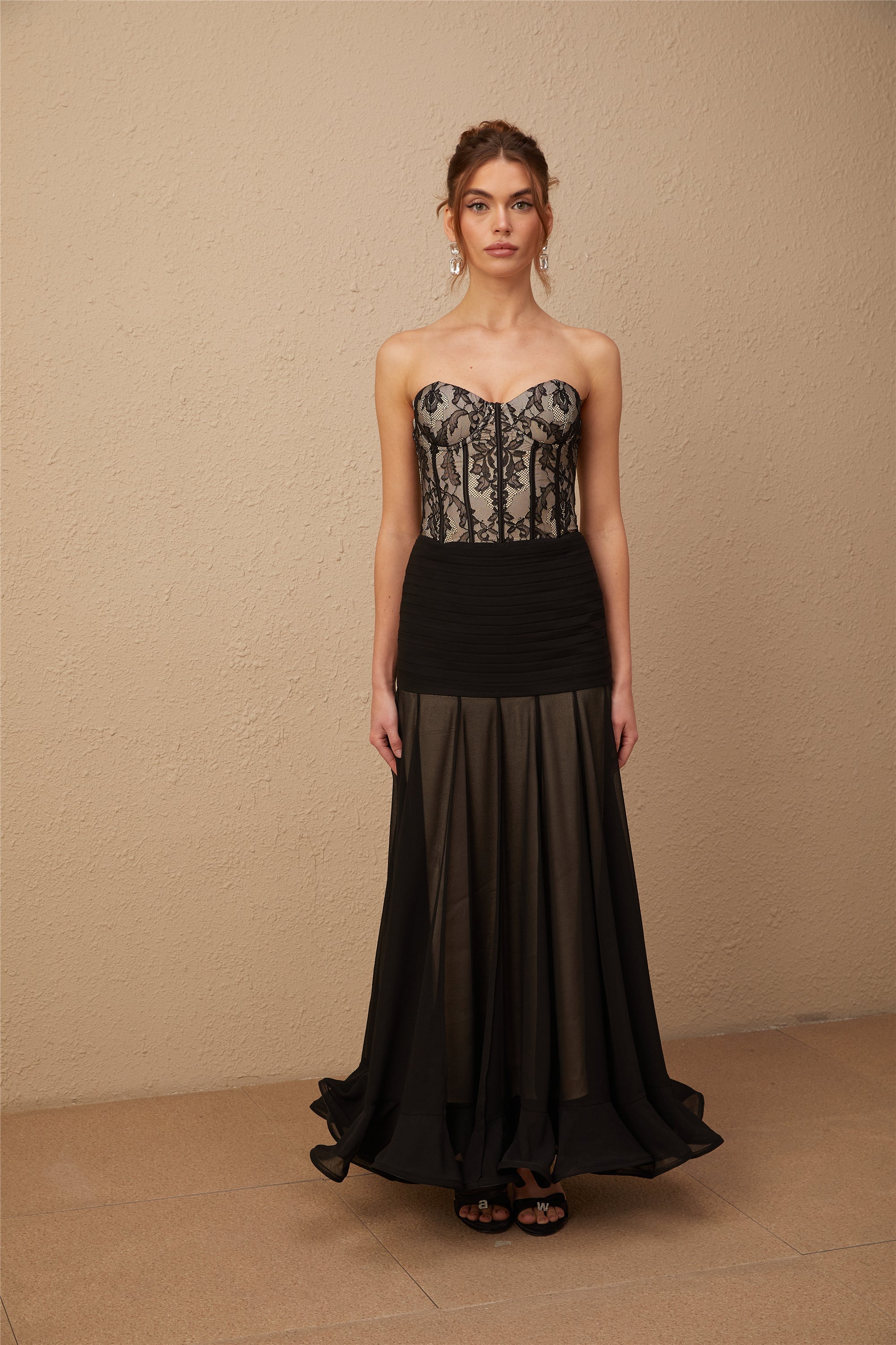 Pétunia siyah dantel volanlı maxi elbise