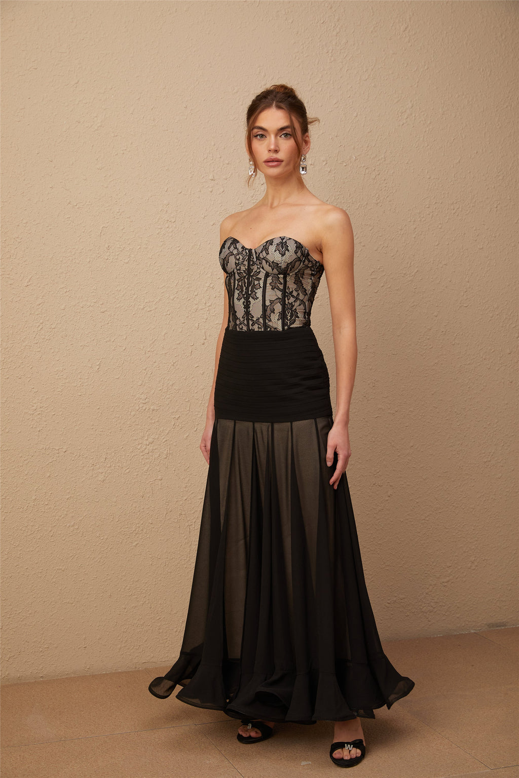 Pétunia siyah dantel volanlı maxi elbise