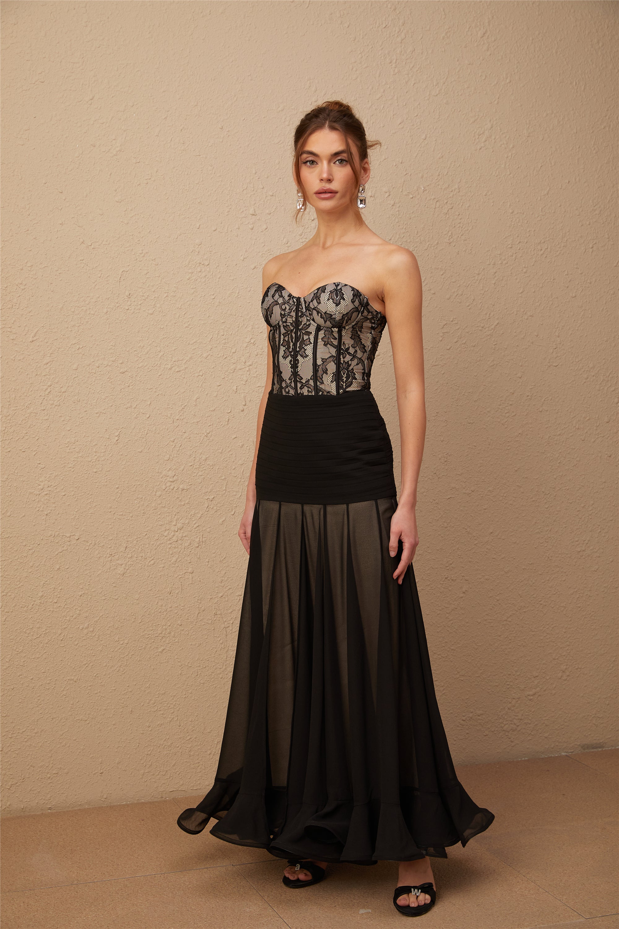 Pétunia siyah dantel volanlı maxi elbise