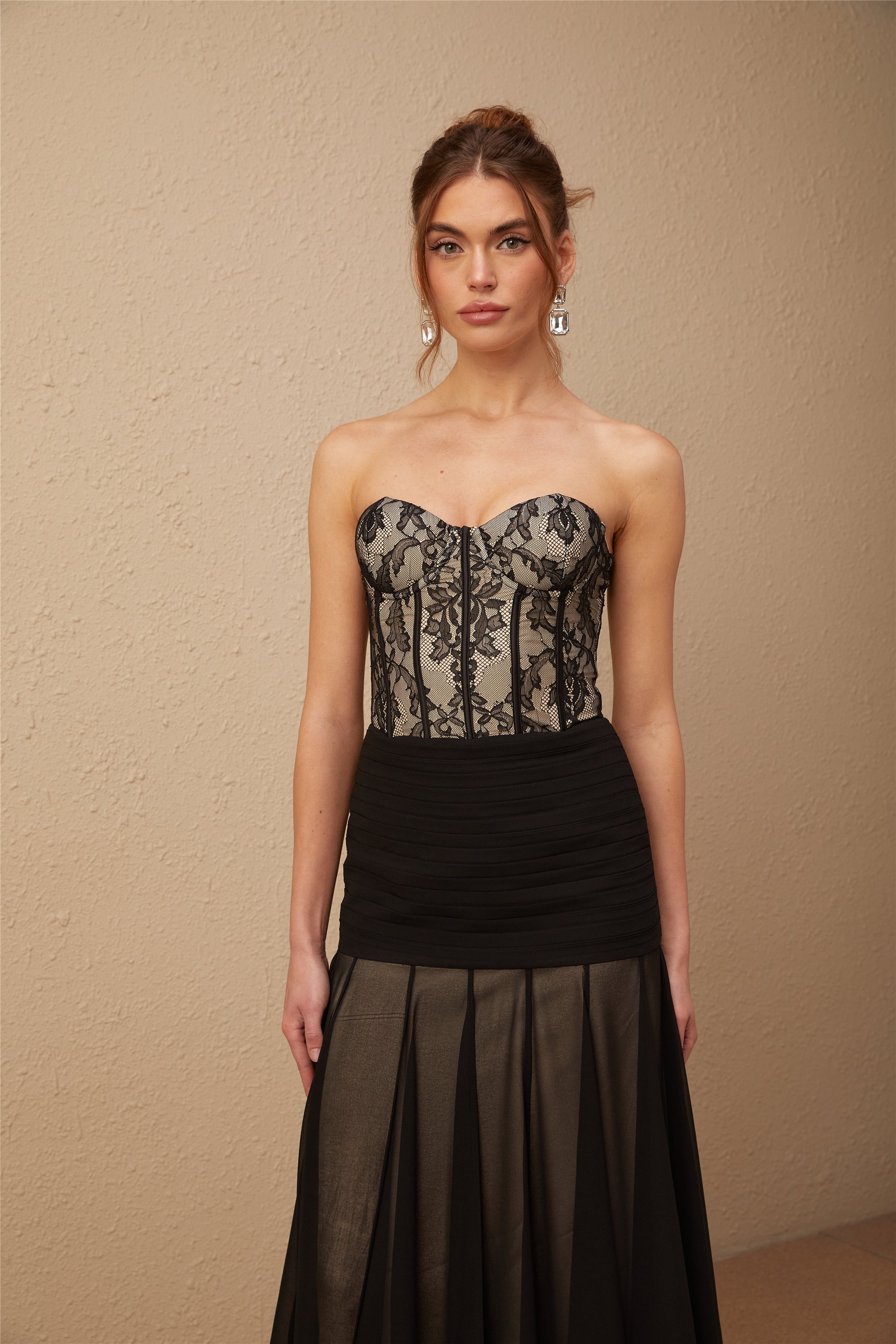 Pétunia siyah dantel volanlı maxi elbise