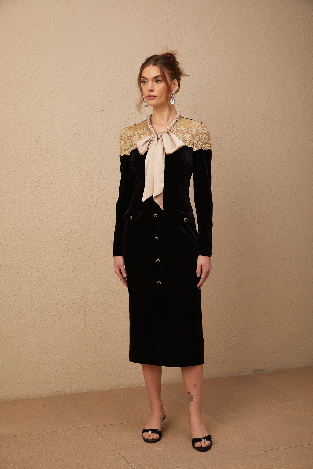 Noémie siyah bağcıklı yaka panelli midi elbise