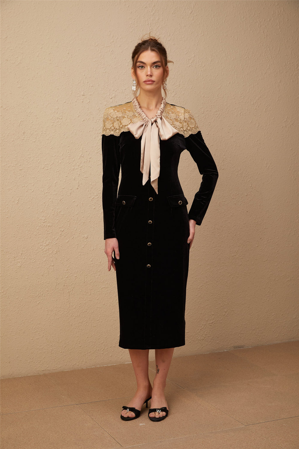 Noémie siyah bağcıklı yaka panelli midi elbise