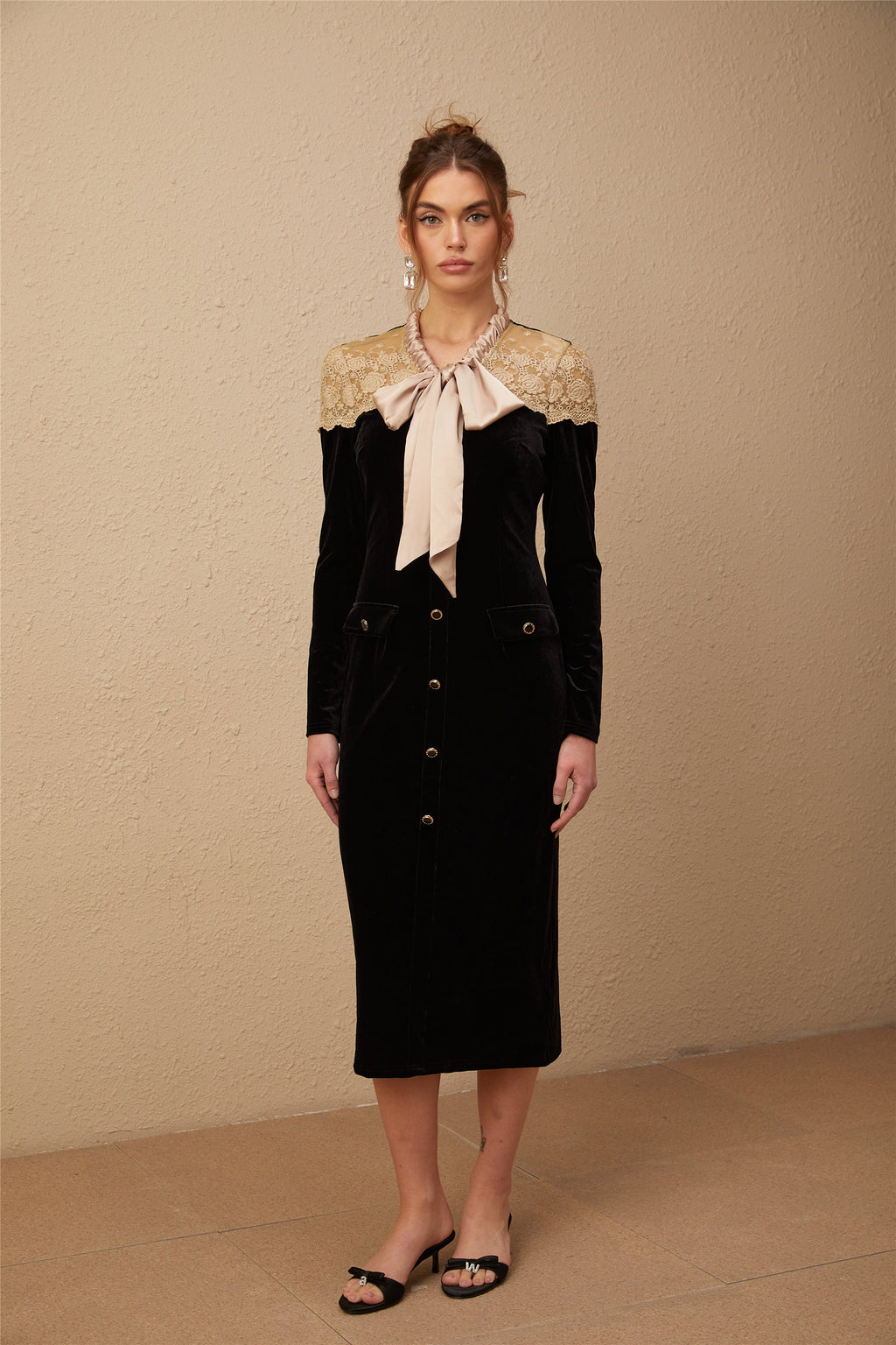 Noémie siyah bağcıklı yaka panelli midi elbise