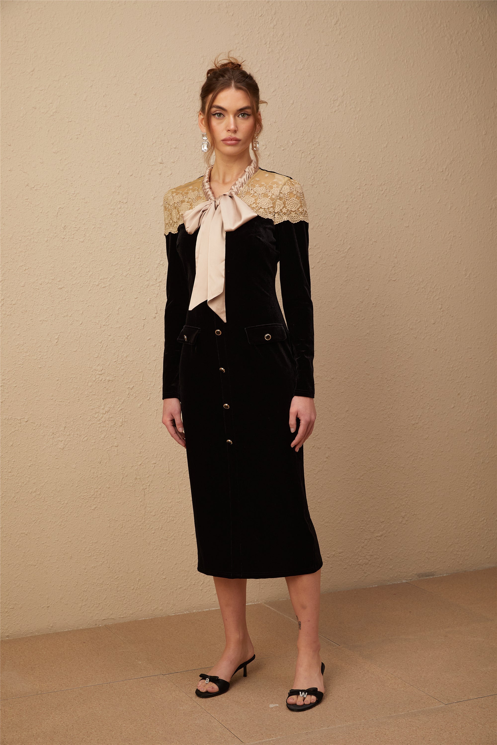 Noémie siyah bağcıklı yaka panelli midi elbise