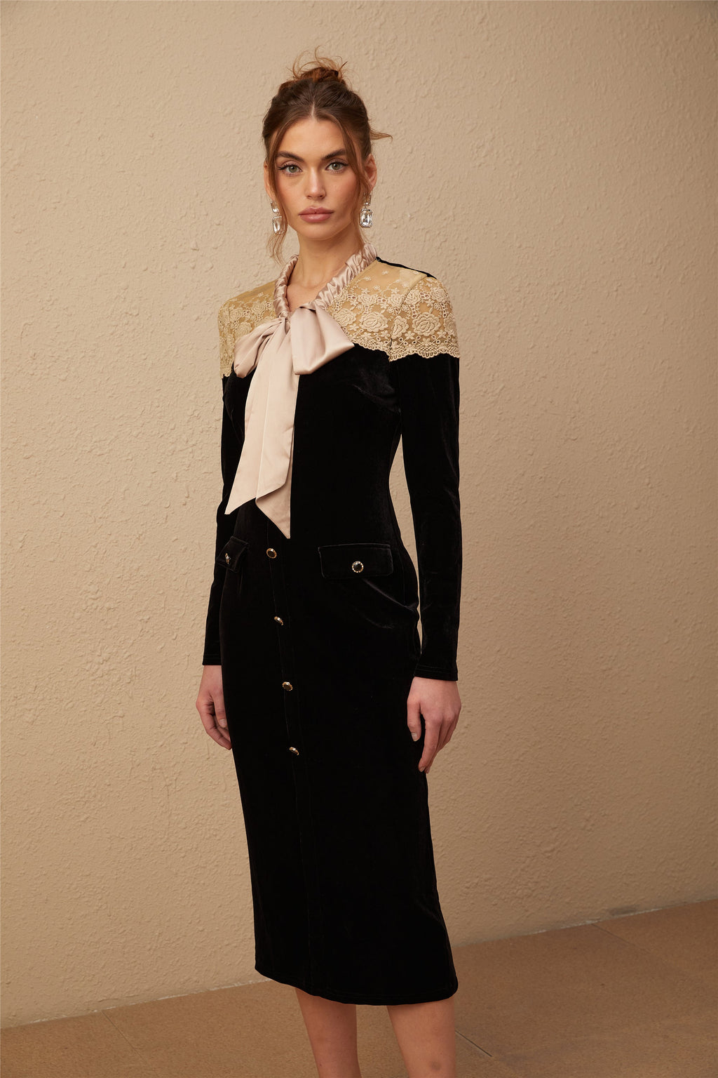 Noémie siyah bağcıklı yaka panelli midi elbise