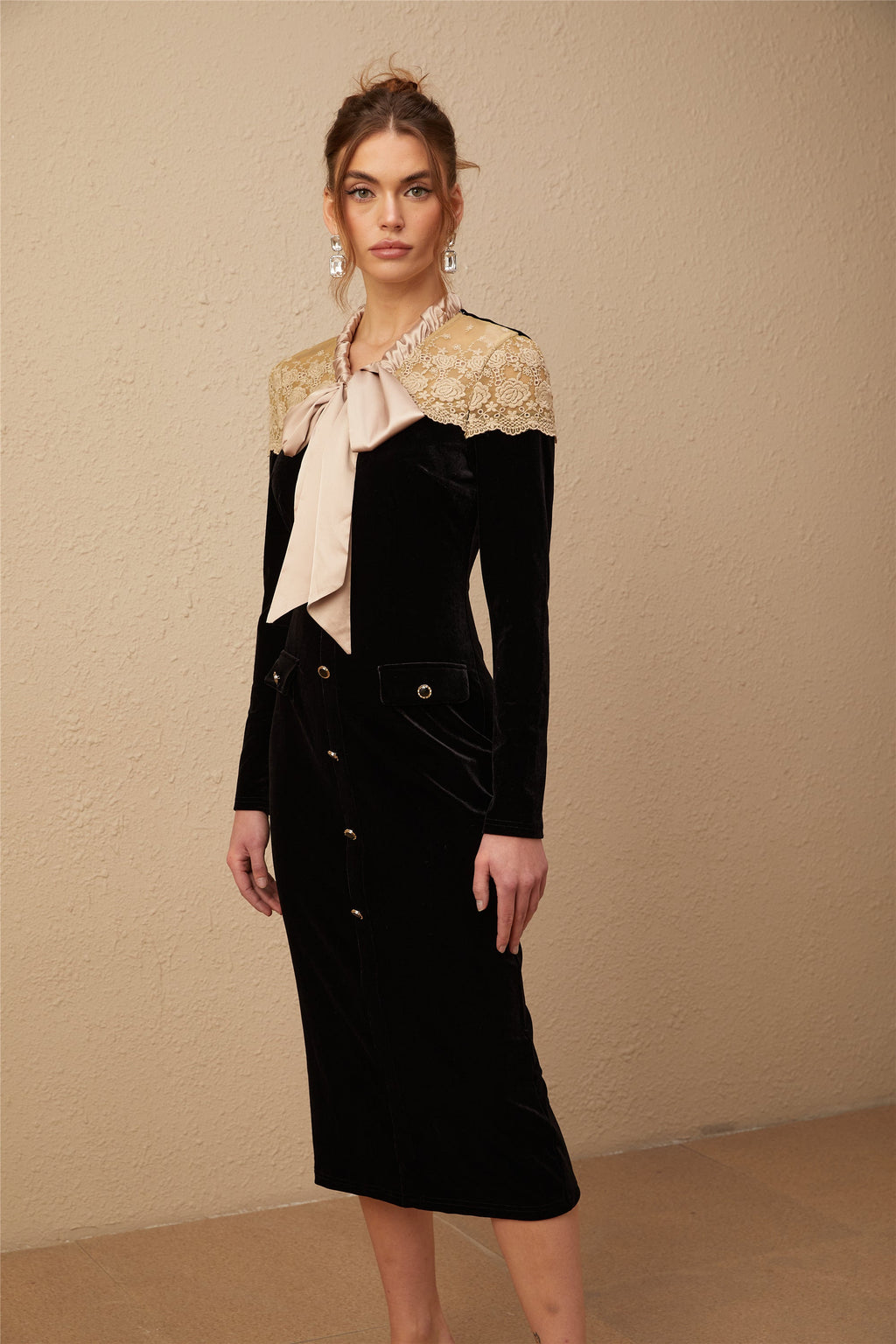 Noémie siyah bağcıklı yaka panelli midi elbise