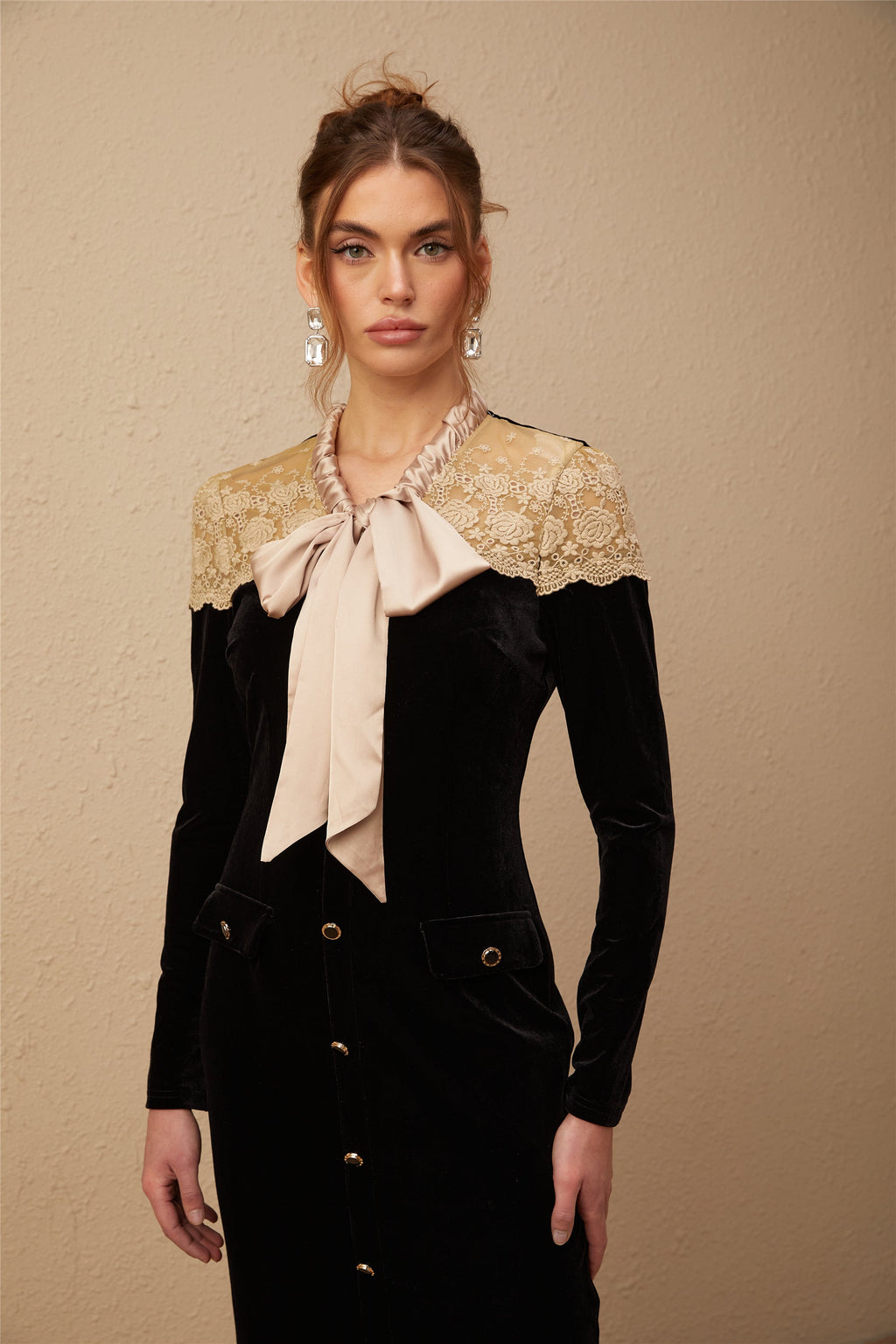 Noémie siyah bağcıklı yaka panelli midi elbise