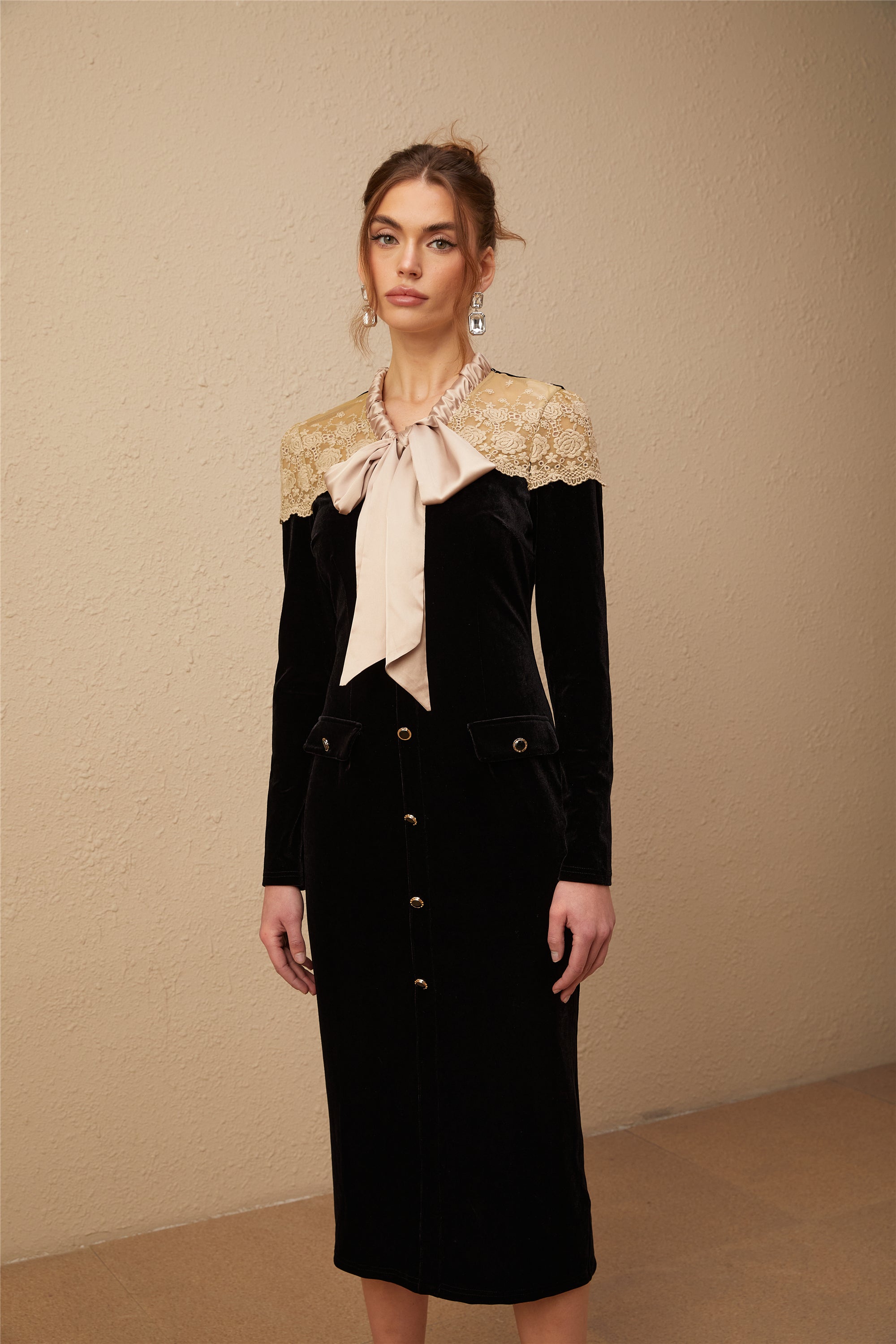 Noémie siyah bağcıklı yaka panelli midi elbise