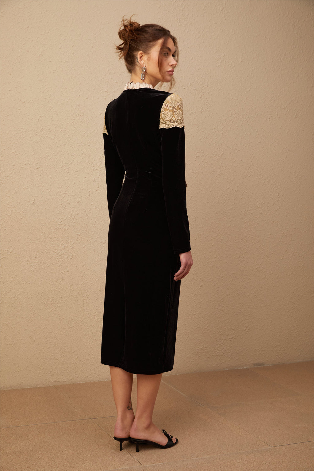 Noémie siyah bağcıklı yaka panelli midi elbise