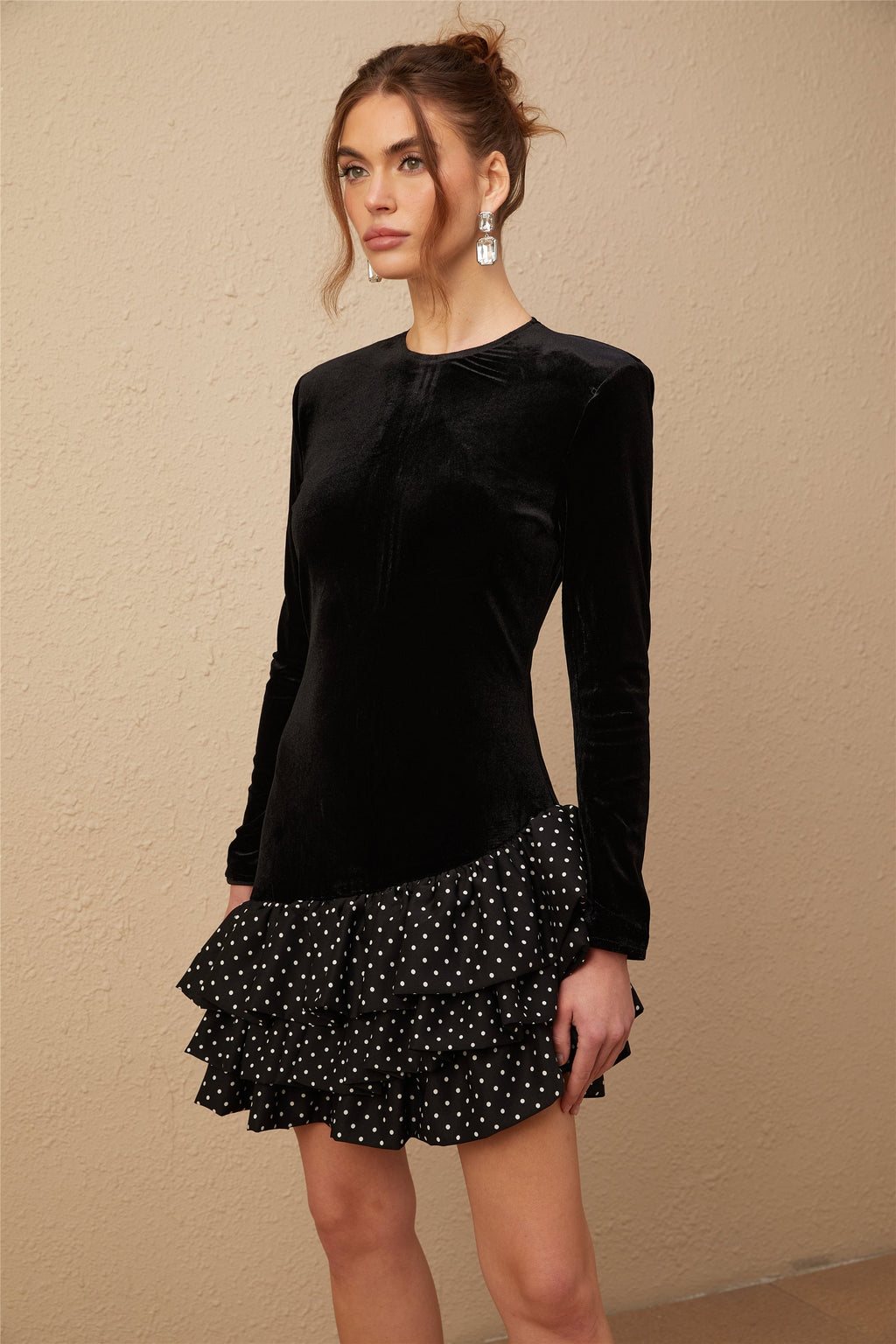 Lucrezia siyah puantiyeli baskılı kadife panelli fırfırlı mini elbise
