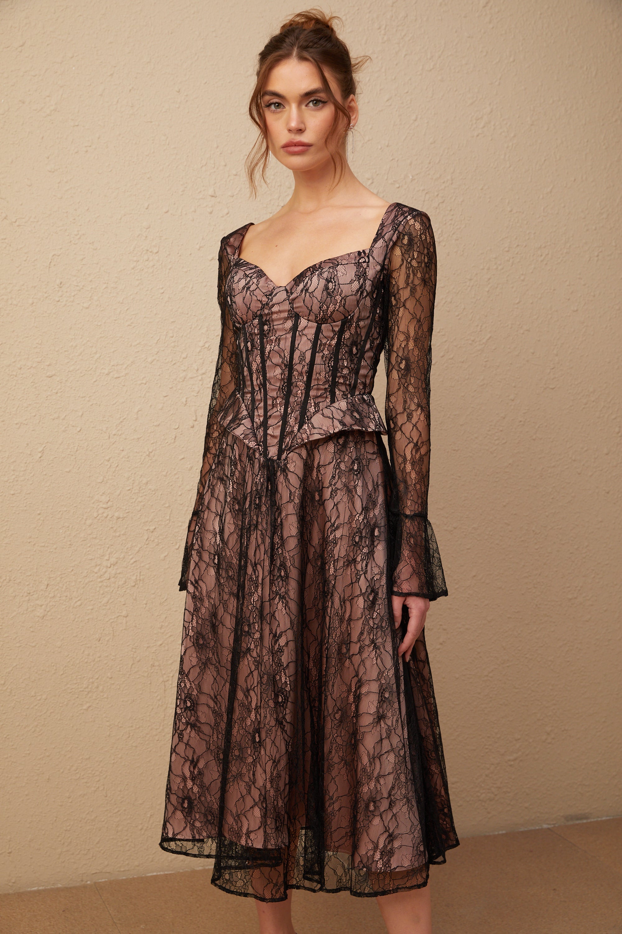 Jennifer Siyah Dantel Detaylı Fırfırlı Midi Elbise