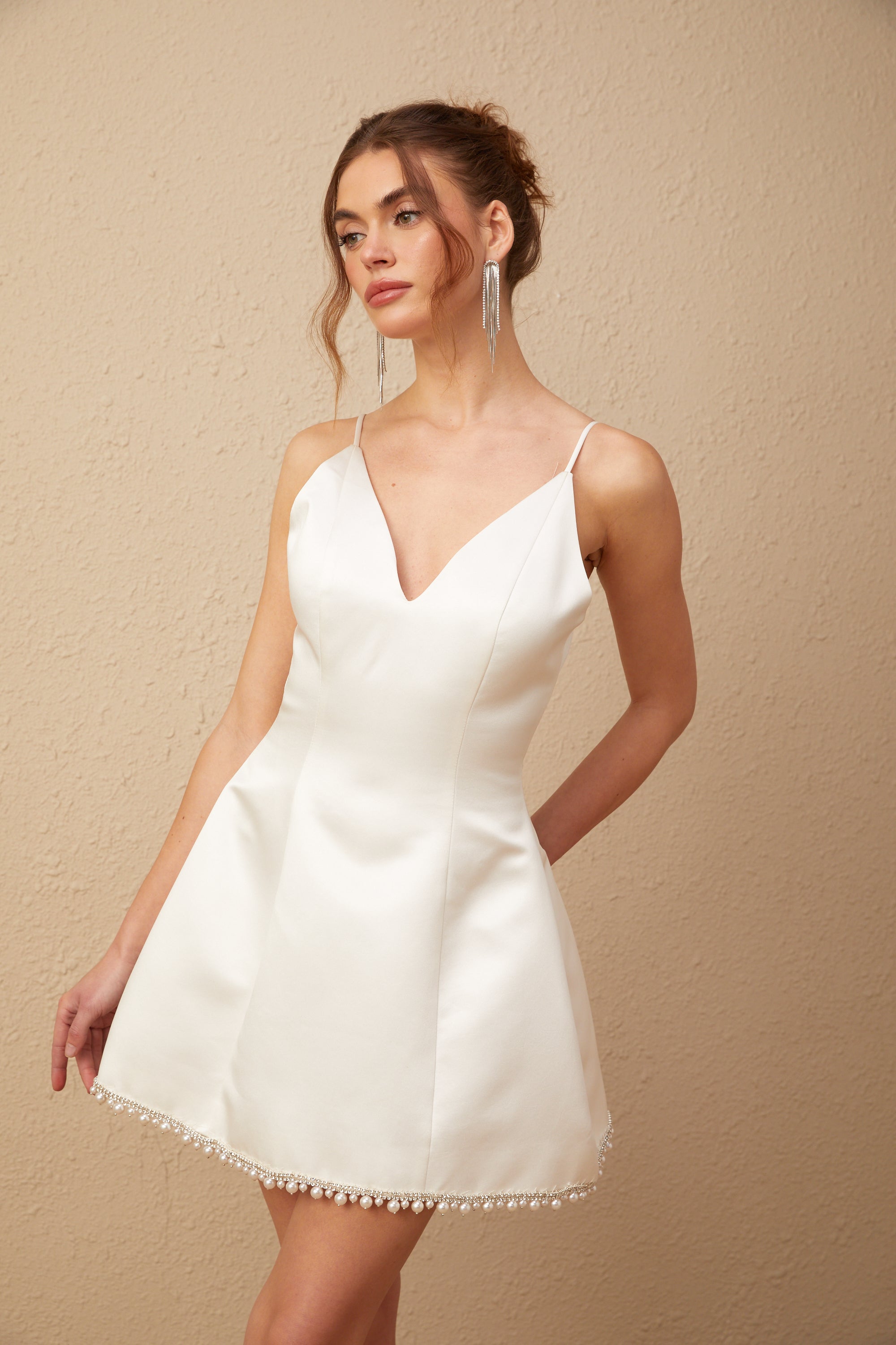 Mirella beyaz sahte inci süslemeli saten mini elbise