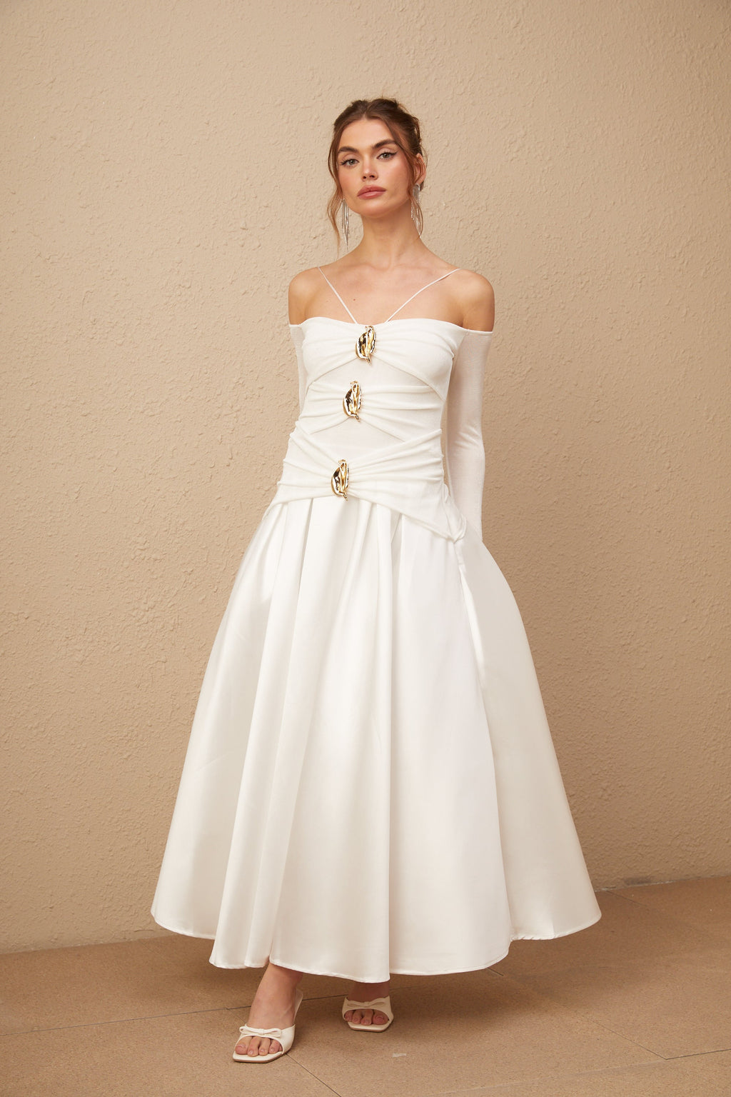 Nadine beyaz omuzdan açık panelli maxi elbise