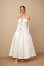 Nadine beyaz omuzdan açık panelli maxi elbise