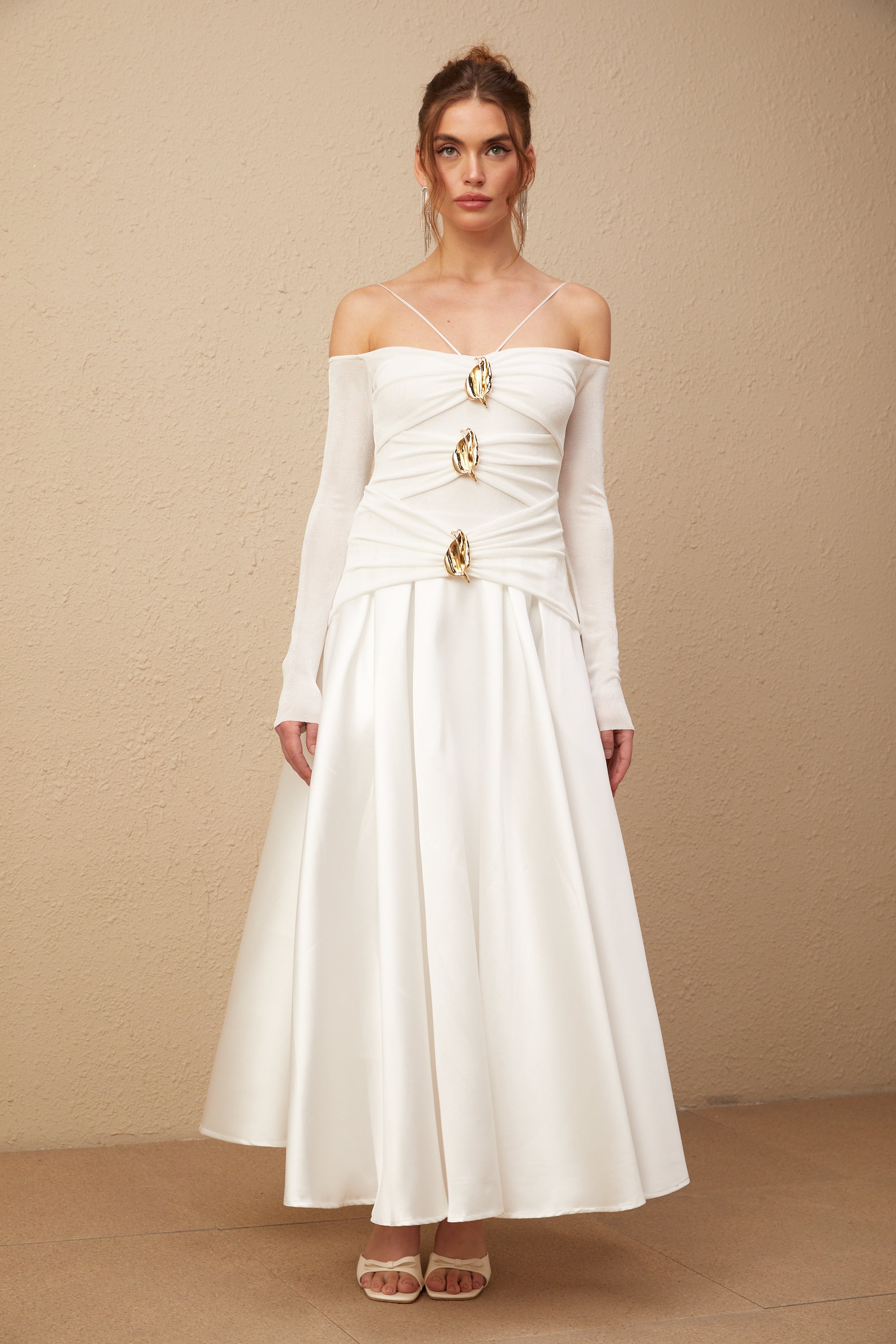 Nadine beyaz omuzdan açık panelli maxi elbise