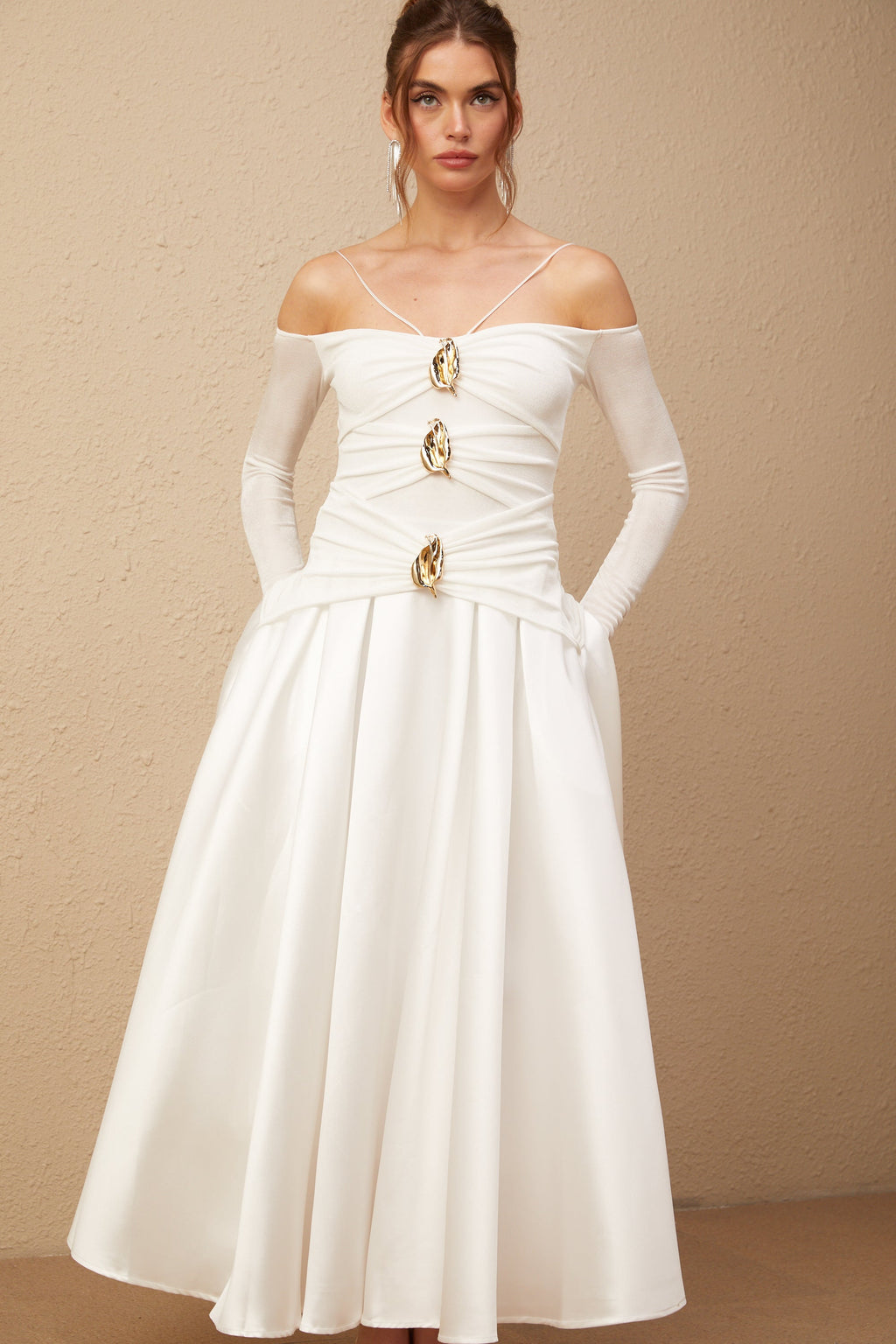 Nadine beyaz omuzdan açık panelli maxi elbise