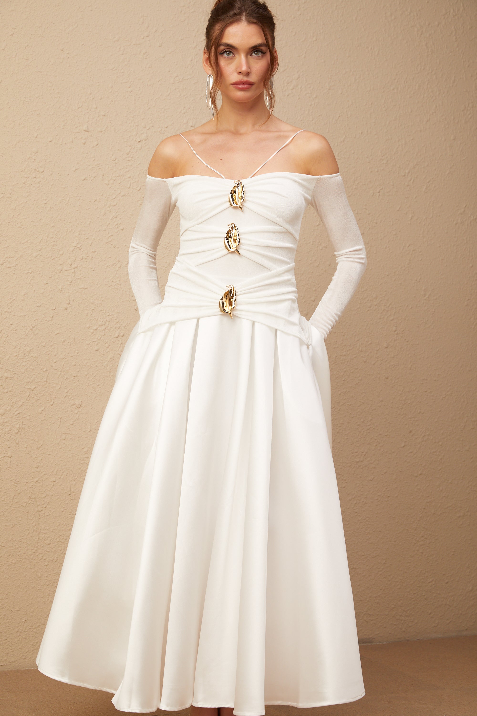 Nadine beyaz omuzdan açık panelli maxi elbise