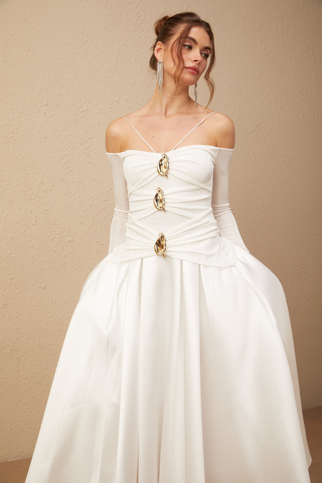 Nadine beyaz omuzdan açık panelli maxi elbise