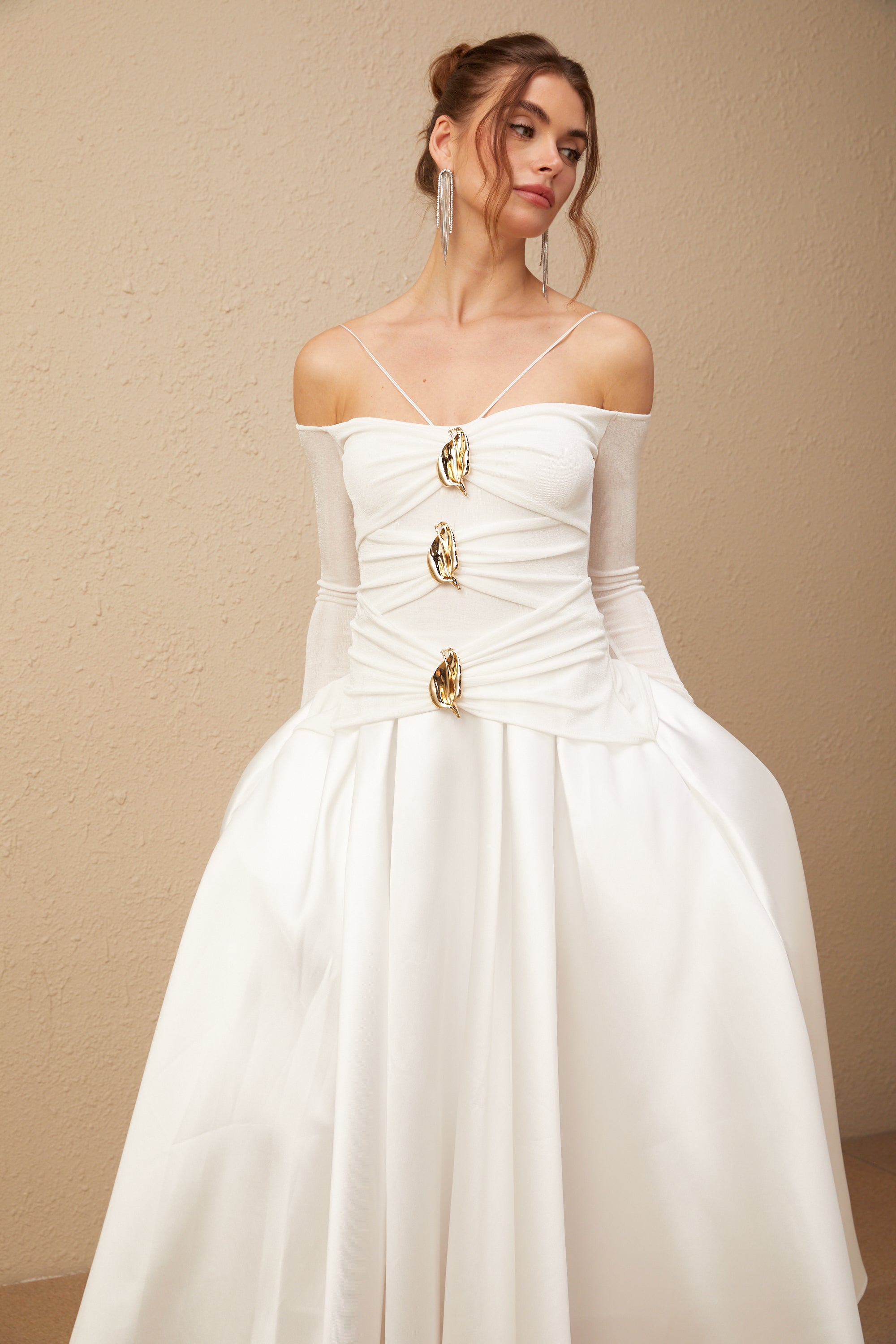 Nadine beyaz omuzdan açık panelli maxi elbise