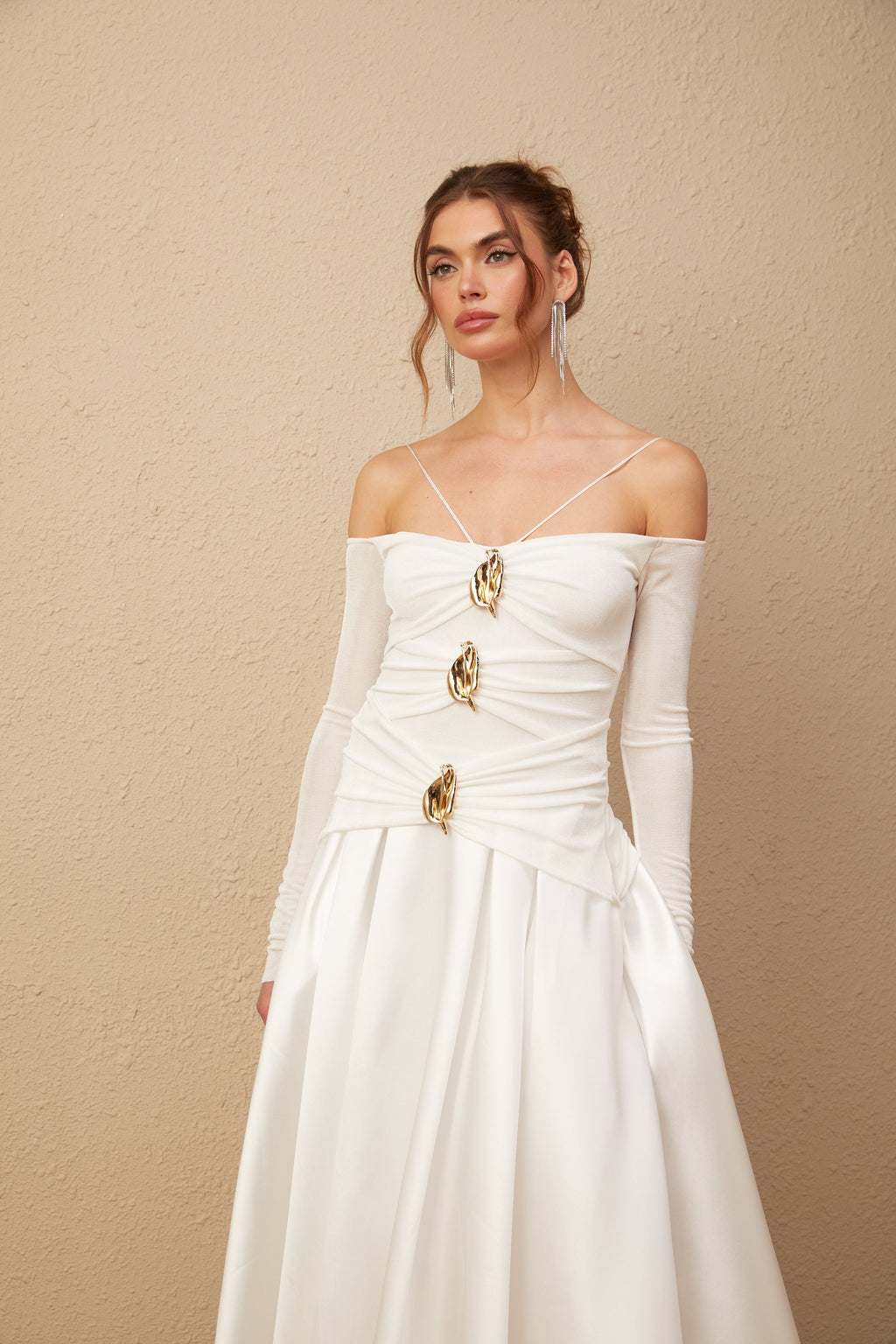 Nadine beyaz omuzdan açık panelli maxi elbise