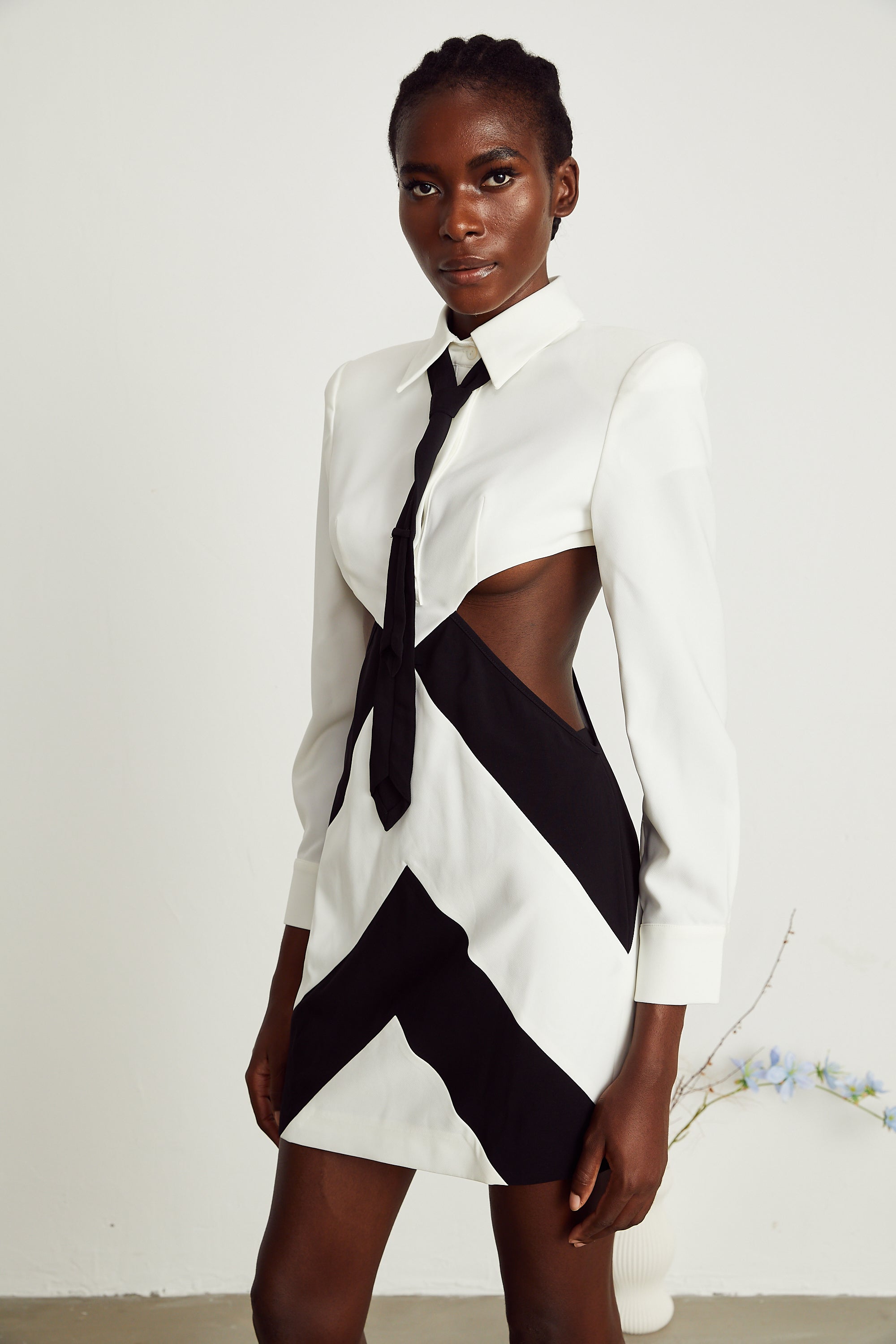 Violette dekolteli mini elbise