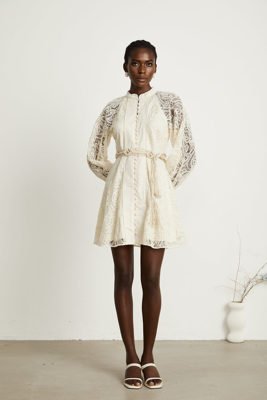 Püskül Kemerli Yarı Transparan Dantel Mini Elbise