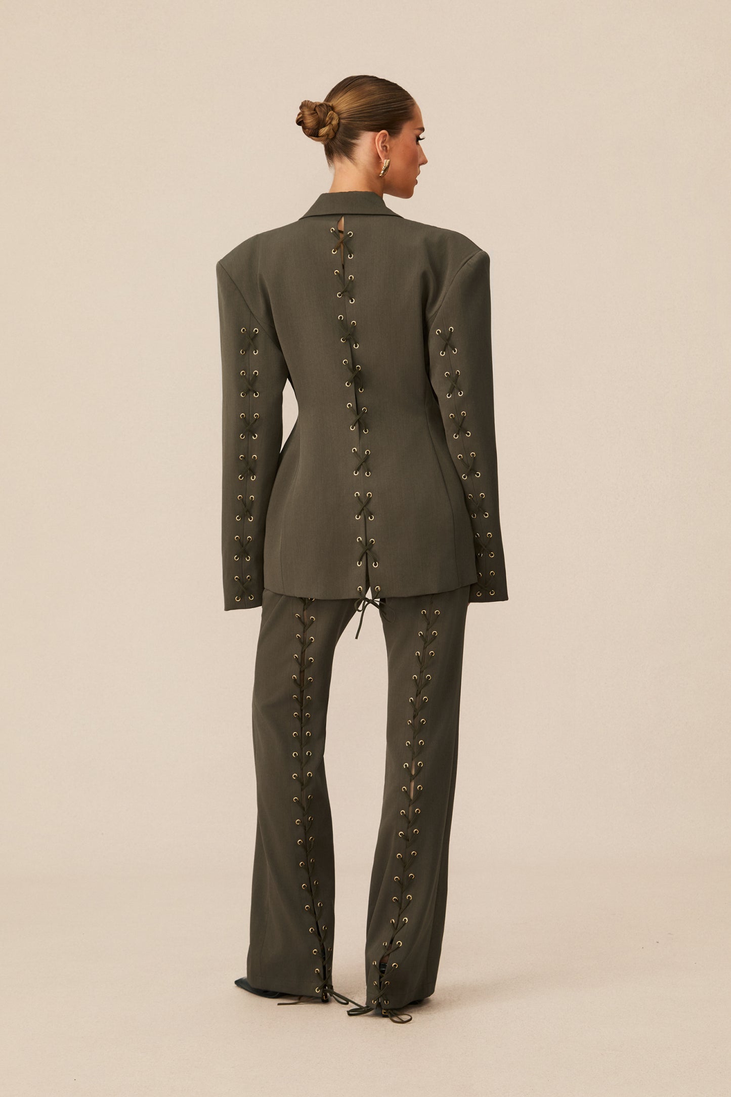 Dantel Bağlamalı Geniş Omuzlu Blazer ve Pantolon Seti