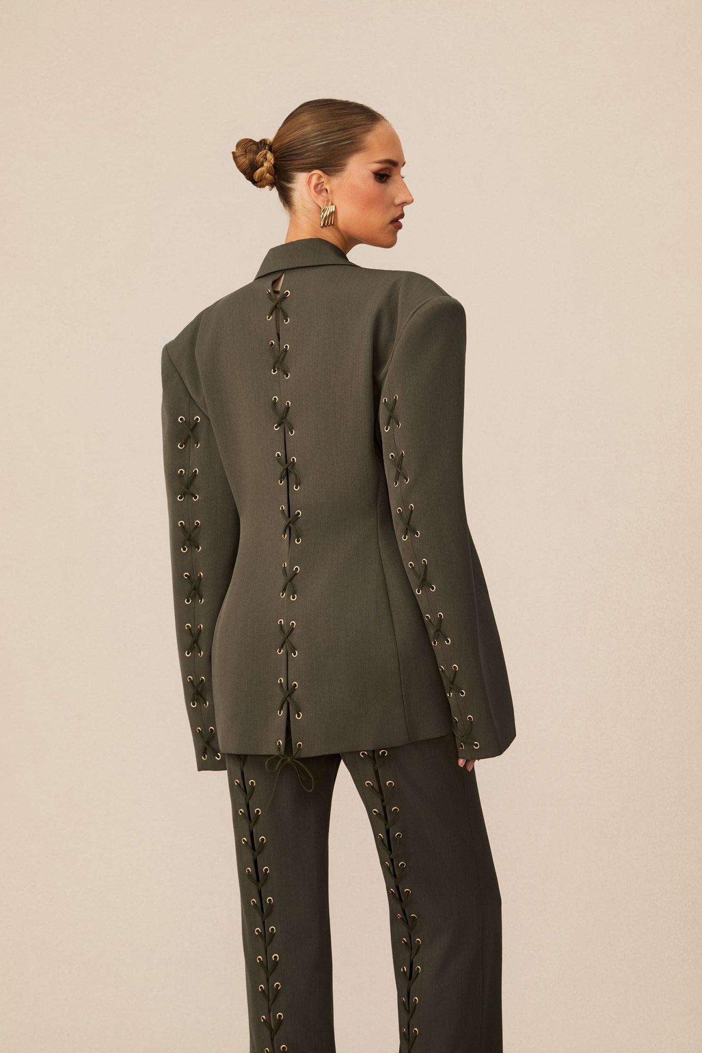 Dantel Bağlamalı Geniş Omuzlu Blazer ve Pantolon Seti