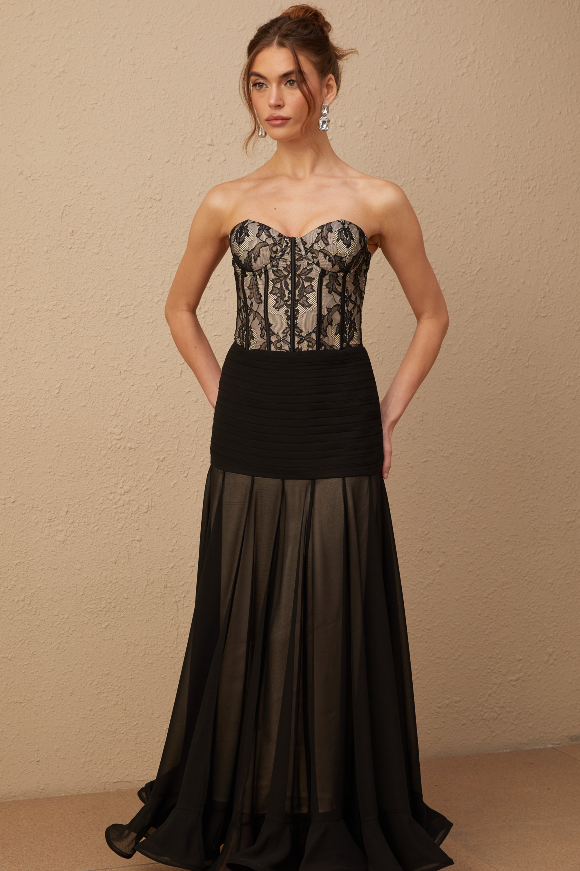 Pétunia siyah dantel volanlı maxi elbise