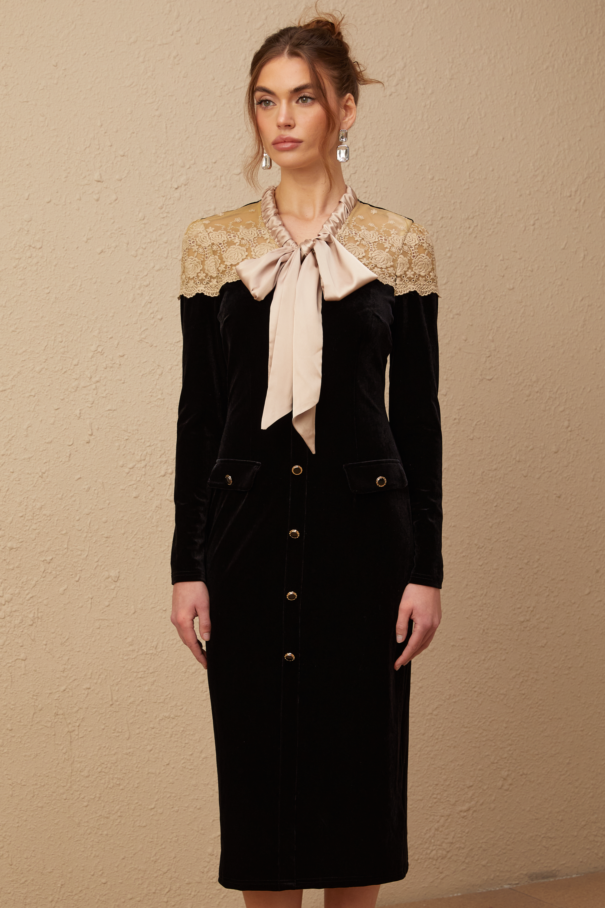 Noémie siyah bağcıklı yaka panelli midi elbise