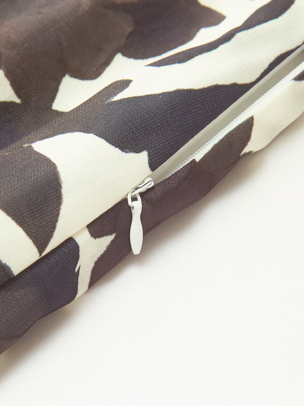 Sırt Dekolteli Desenli Yırtmaçlı Fermuarlı Elbise