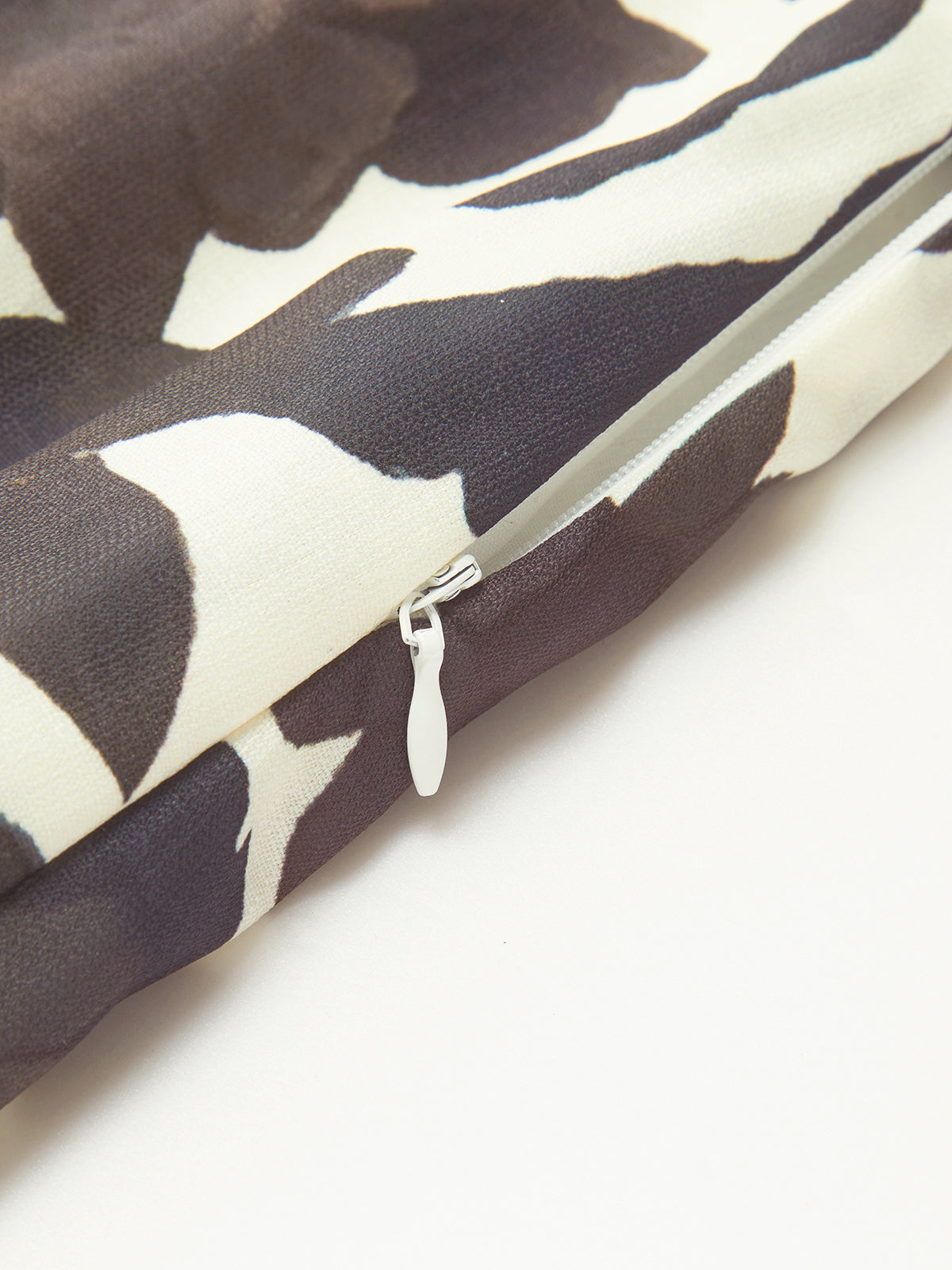 Sırt Dekolteli Desenli Yırtmaçlı Fermuarlı Elbise