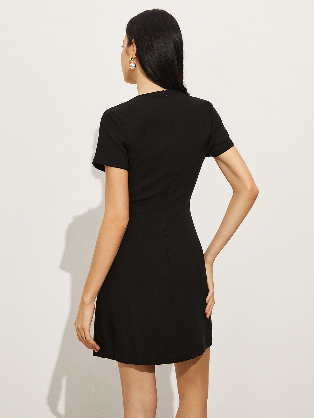 Fiyonk Detaylı Yandan Yırtmaçlı Kısa Elbise