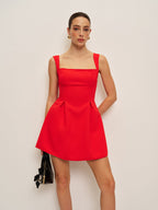 Kare Yaka Sırtı Açık Fiyonklu Elbise