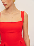 Kare Yaka Sırtı Açık Fiyonklu Elbise