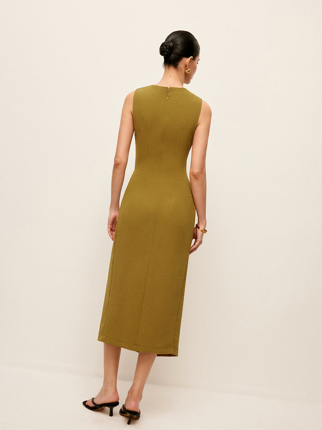 büzgülü kolsuz midi elbise