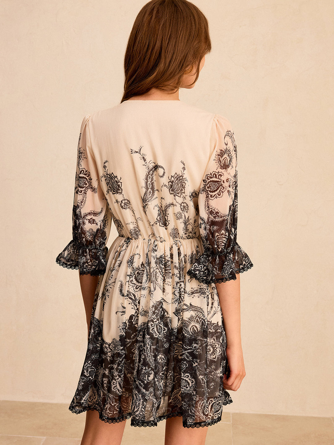 Desenli v yaka mini elbise