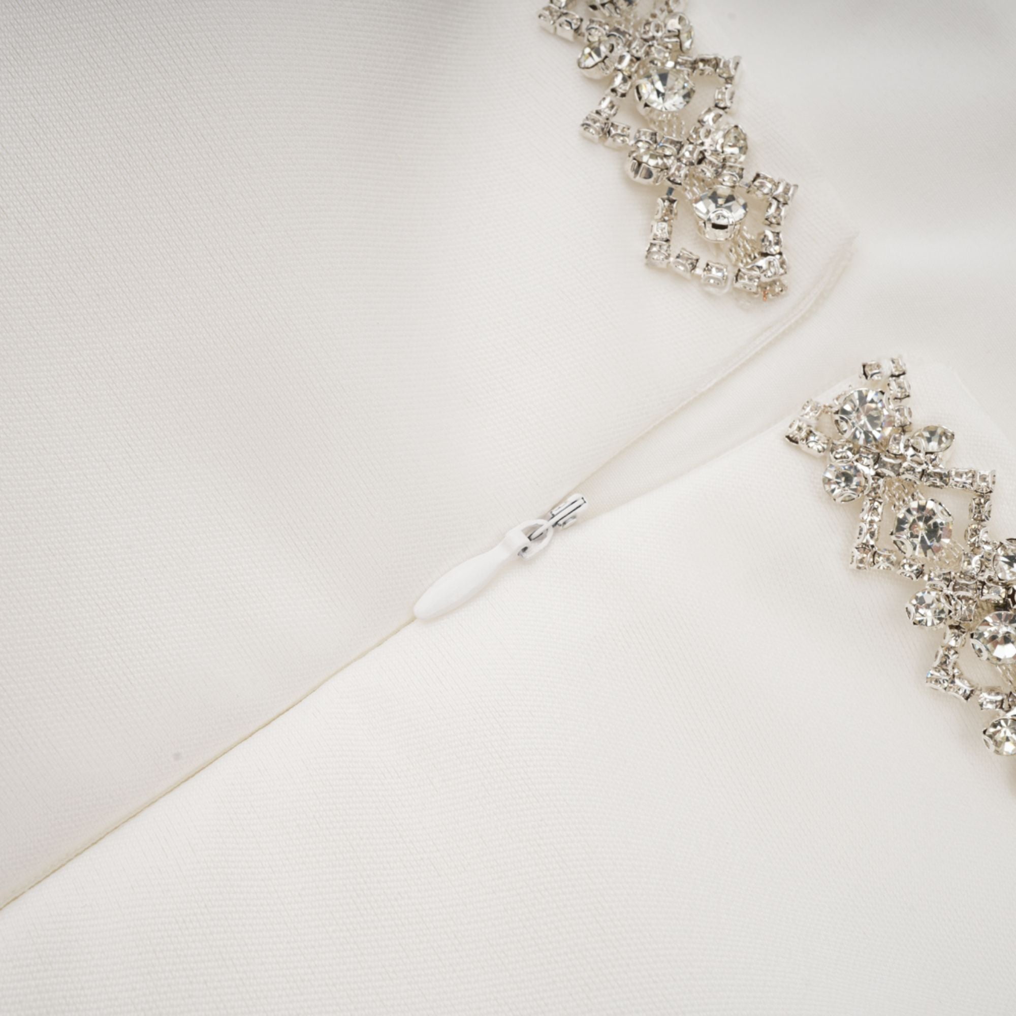 Perrine süslemeli mini elbise