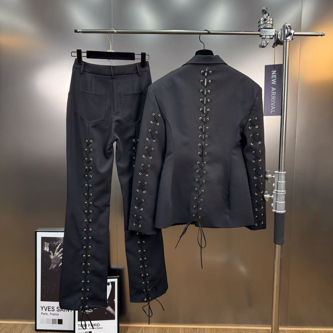 Dantel Bağlamalı Geniş Omuzlu Blazer ve Pantolon Seti