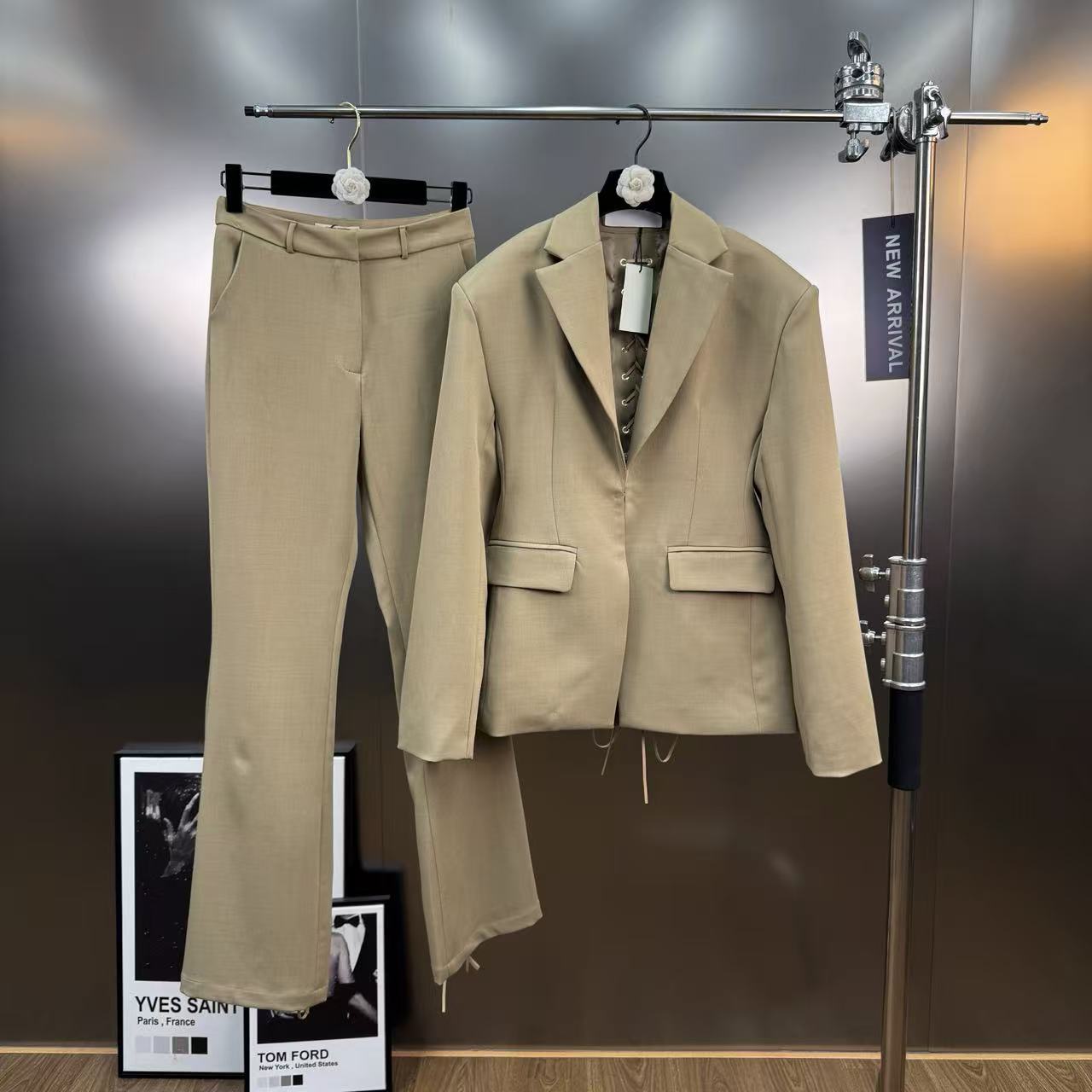 Dantel Bağlamalı Geniş Omuzlu Blazer ve Pantolon Seti