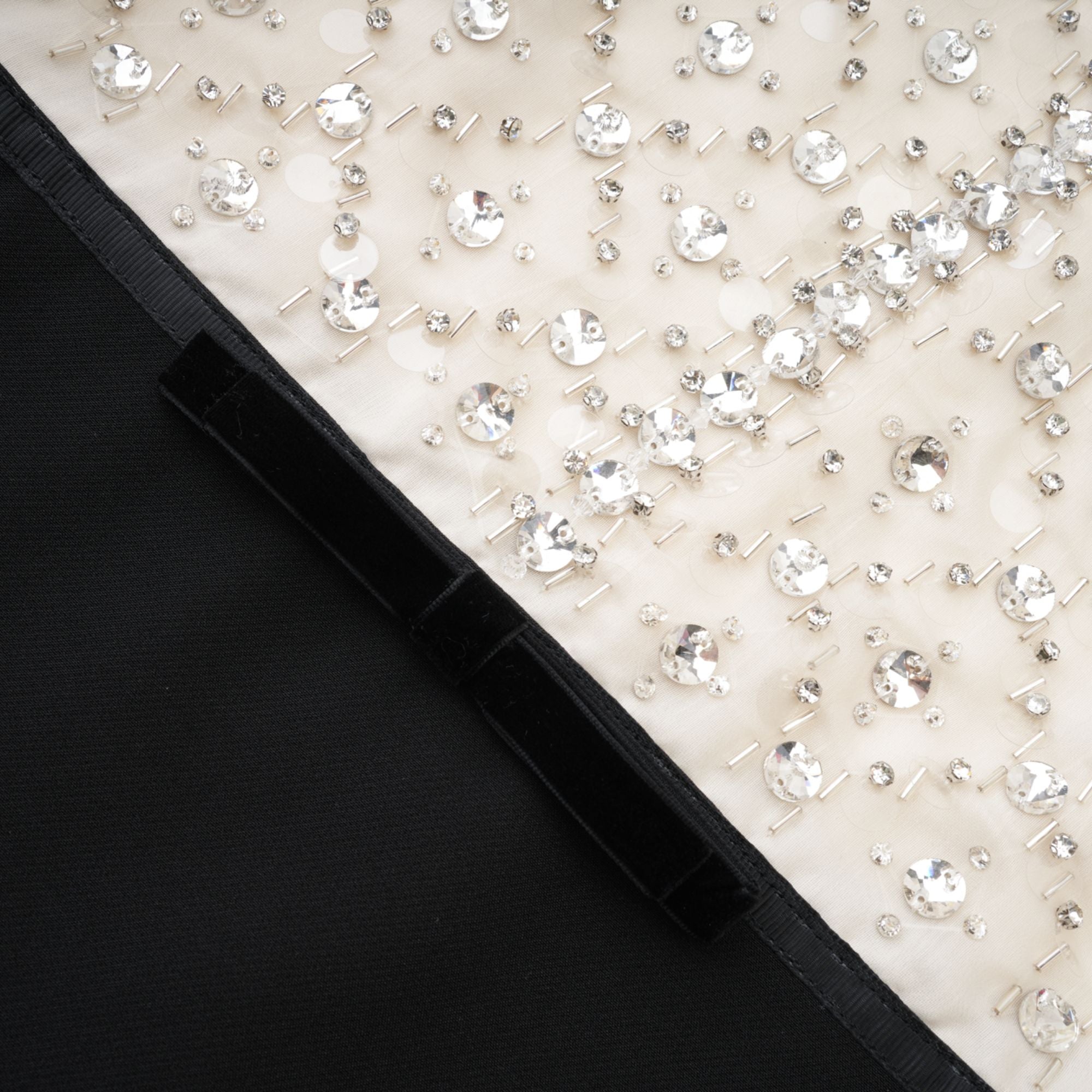 Fionula süslenmiş mini elbise