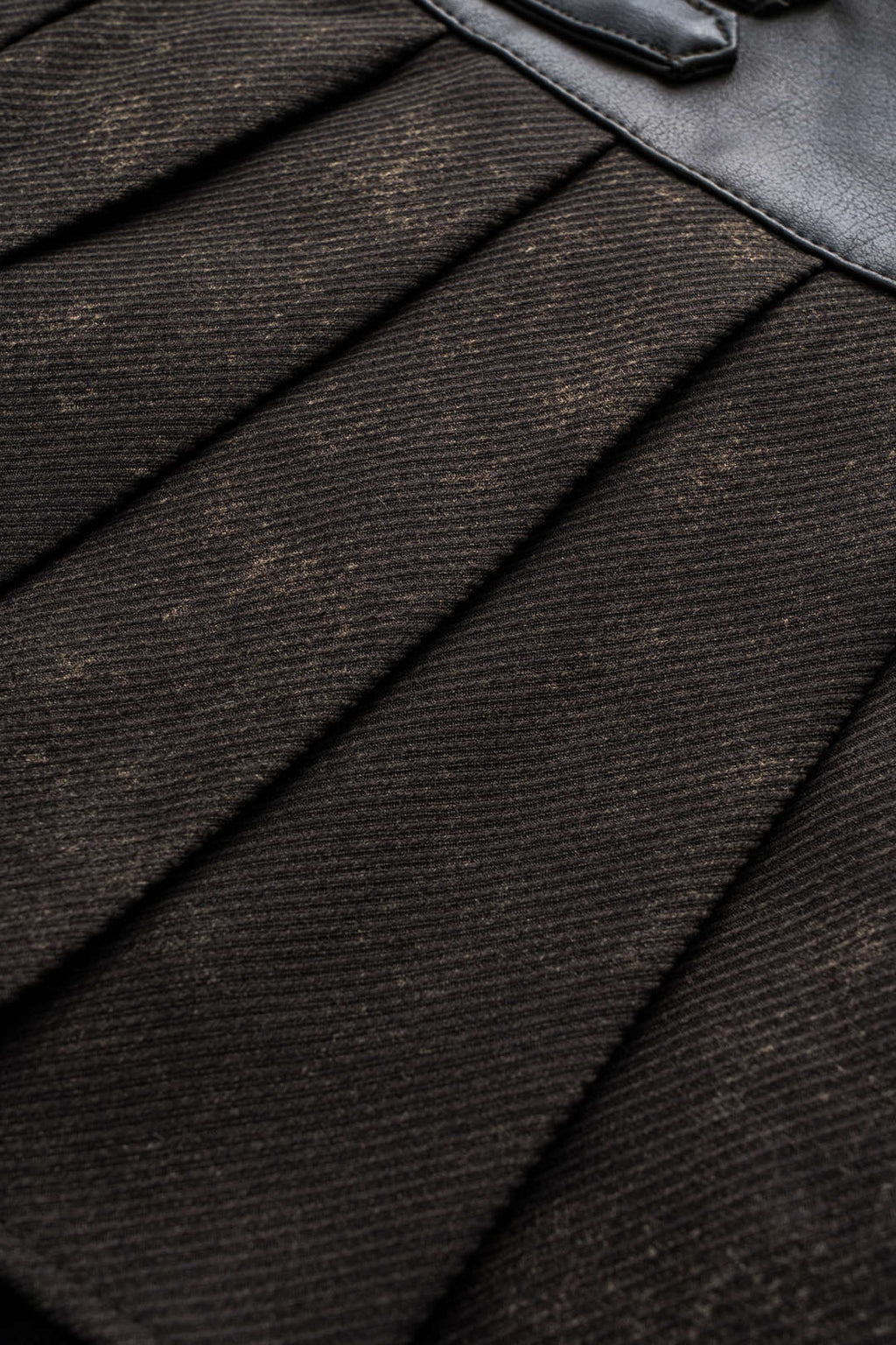 Suni Deri Kürk Detaylı Zincir Kemerli Pileli Etek