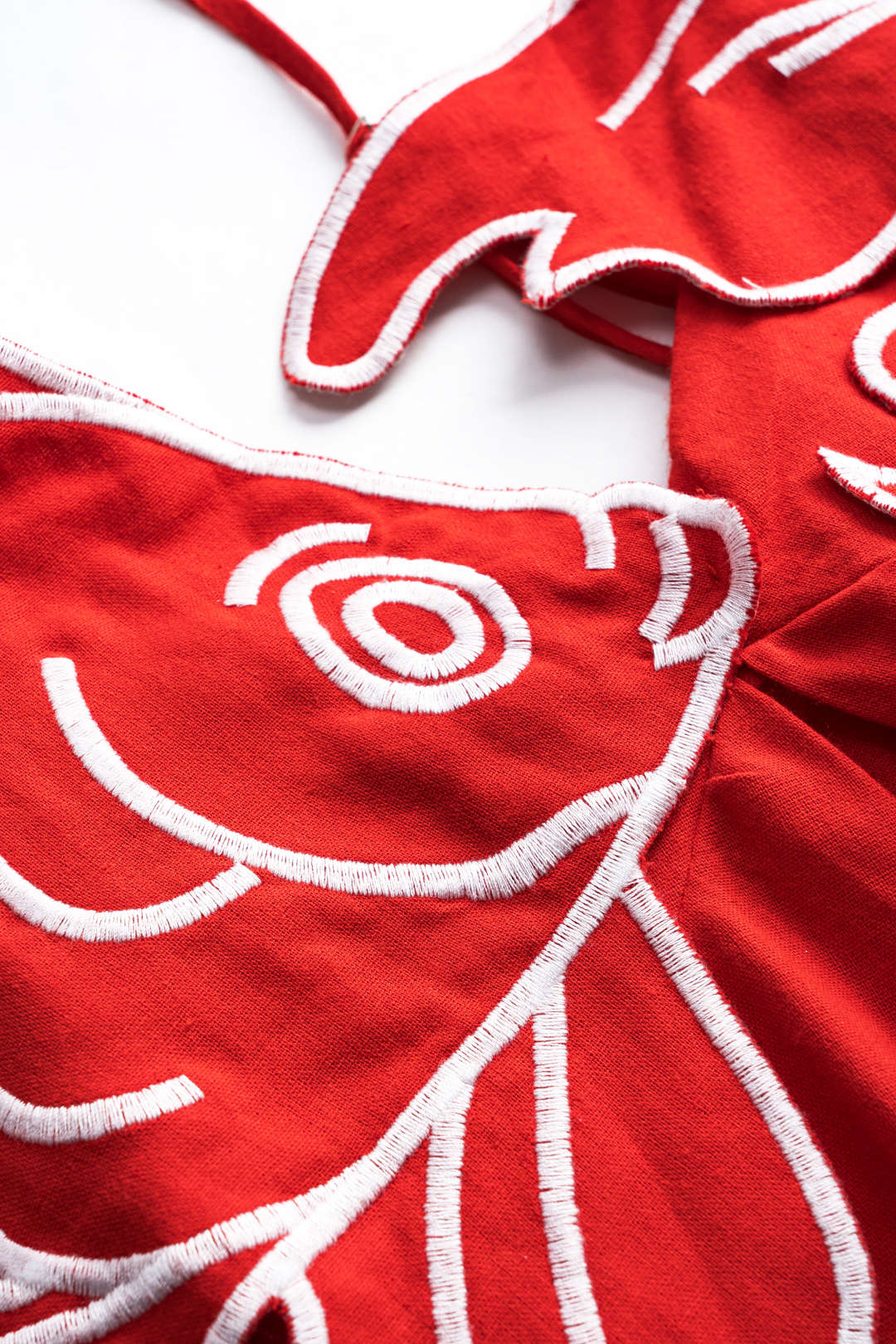 Pileli Balık Nakışlı Sırt Dekolteli Askısız Maxi Elbise