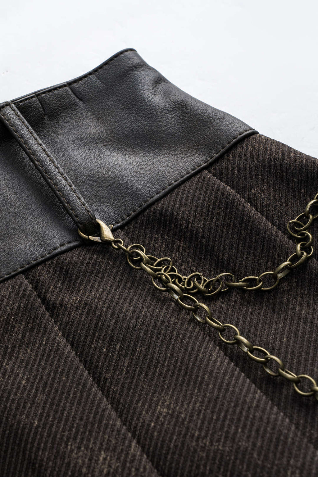 Suni Deri Kürk Detaylı Zincir Kemerli Pileli Etek