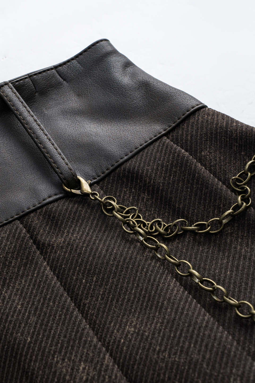 Suni Deri Kürk Detaylı Zincir Kemerli Pileli Etek