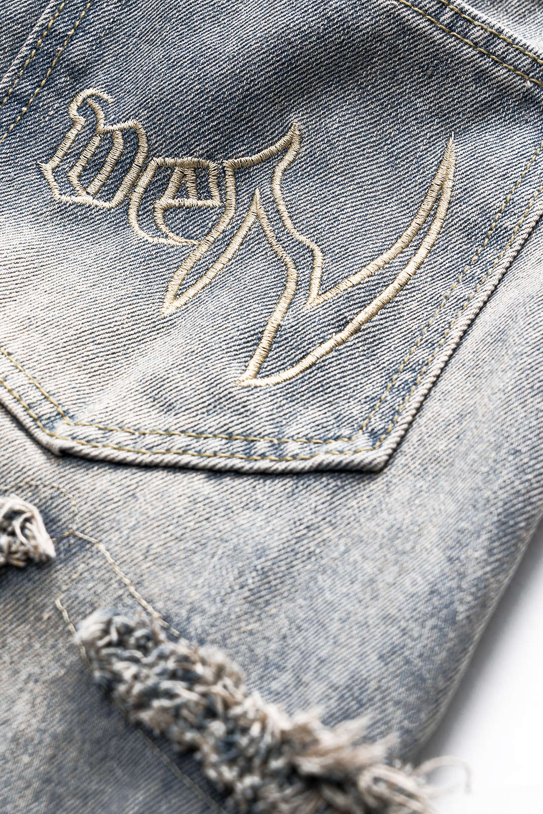 Harf Nakışlı Yıkamalı Denim Düğmeli Cep Jean