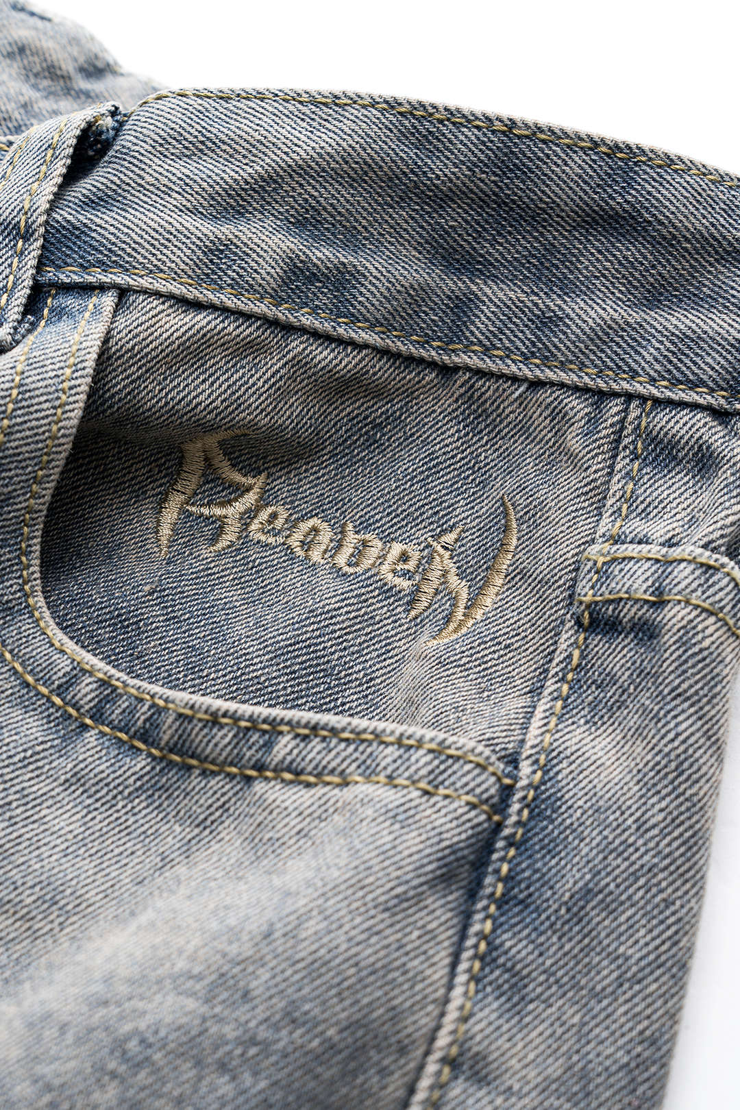 Harf Nakışlı Yıkamalı Denim Düğmeli Cep Jean